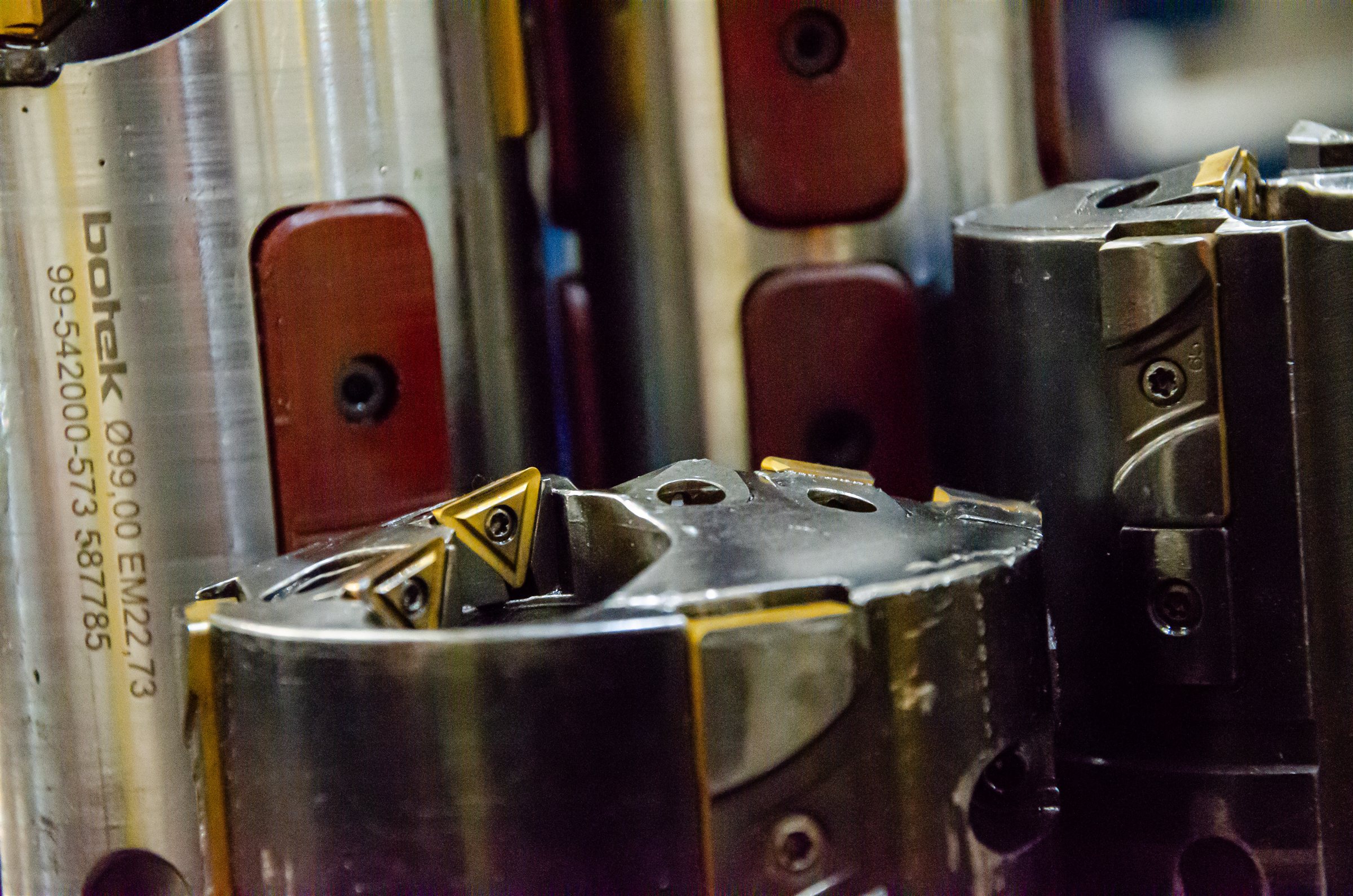 Specialist deep hole drilling heads and indexable cutting tools