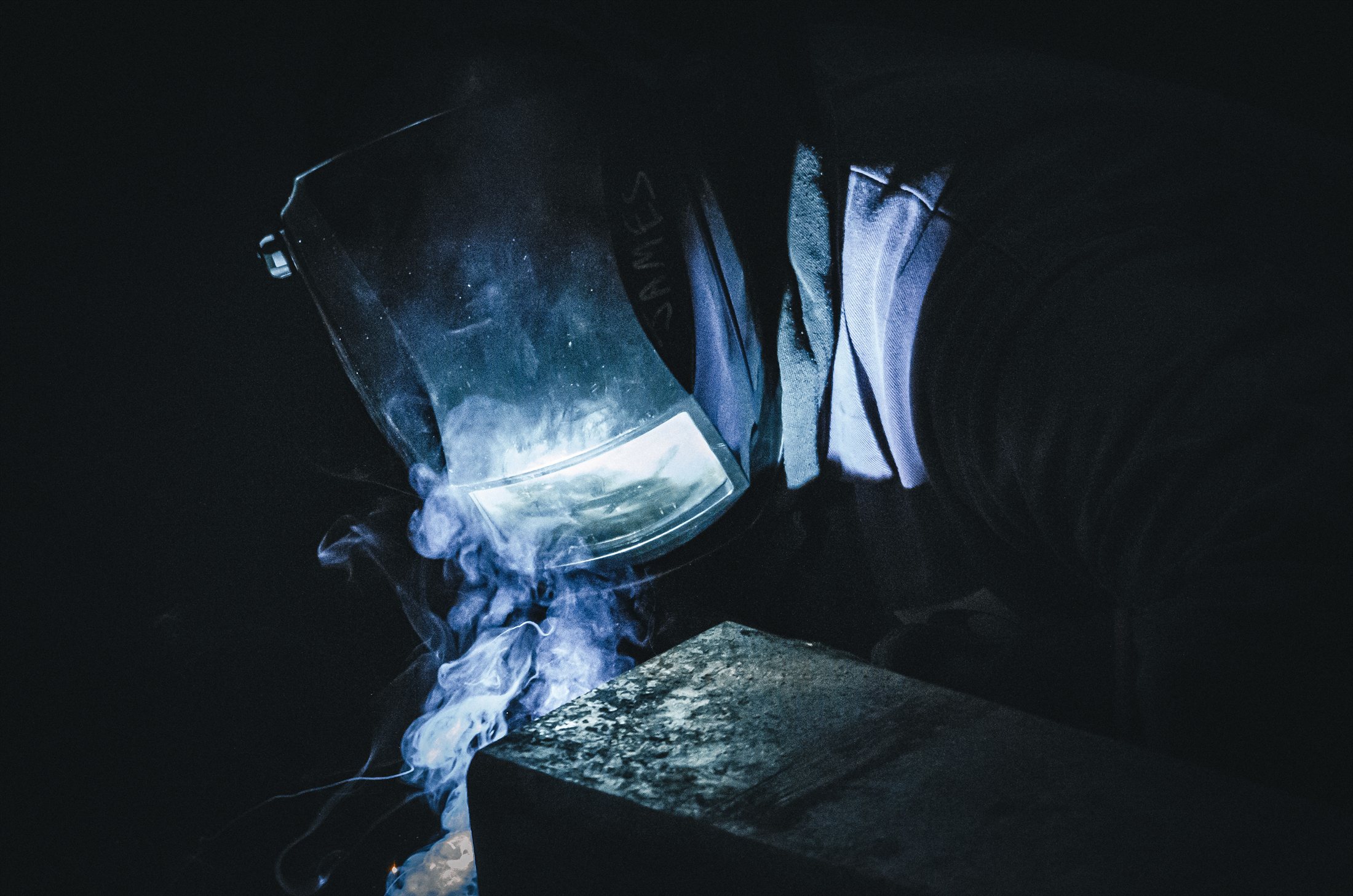 Workshop operator focused on a controlled hot-work process